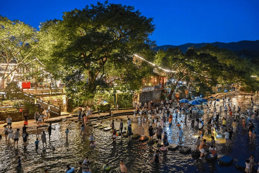 40℃高温下,重庆人喜遇"太阳雨",魔幻又松弛_防空洞_金刀峡镇_偏岩