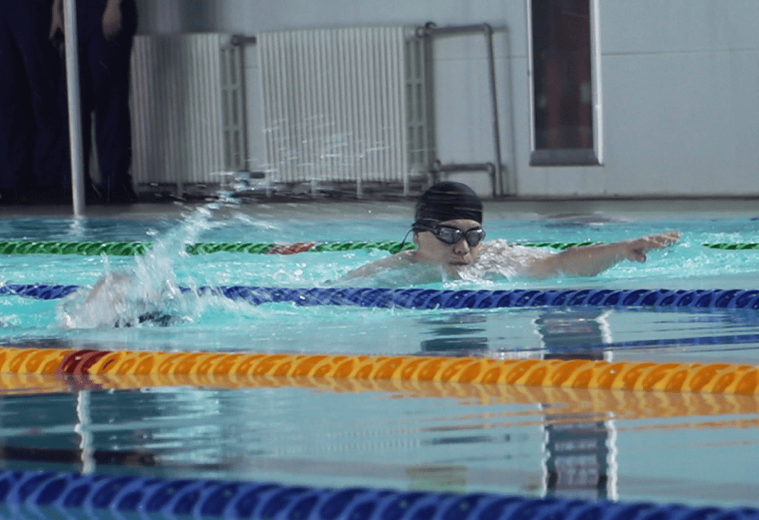 砺胆气,凝队魂"主题游泳比赛