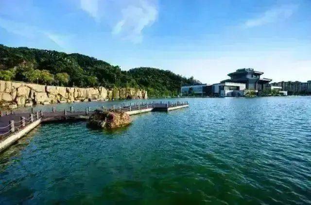 环听音湖徒步,享受悠闲度假之情畅游观心小镇,打卡风车网红拍摄地打卡