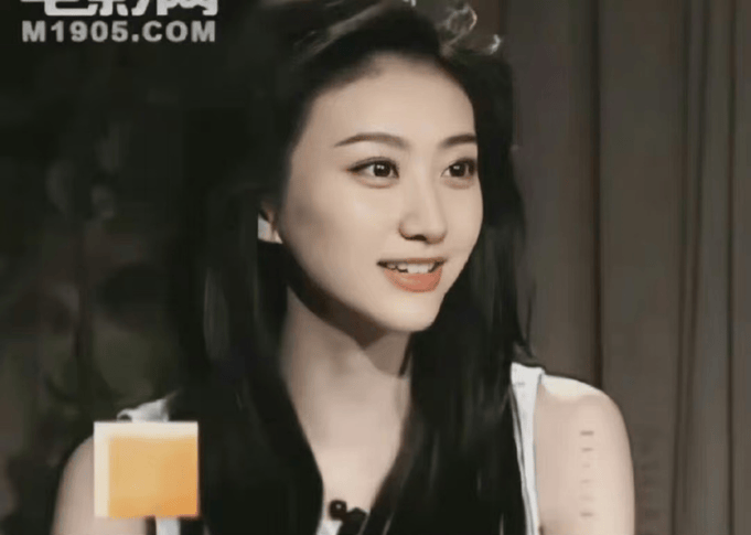 景甜采访生图引热议,清纯少女和性感女神,到底哪一个是她?