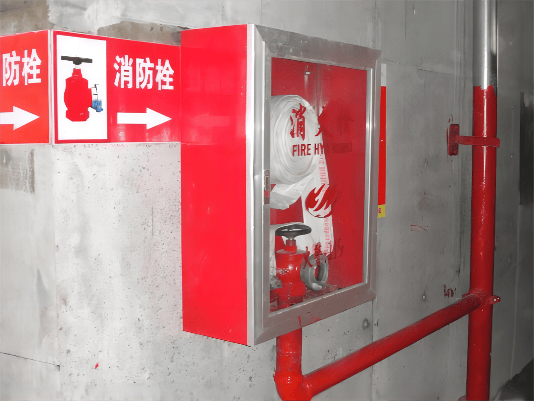 室内消火栓系统在工地建筑内使用普及,由水枪,水带,消火栓,消防管道和