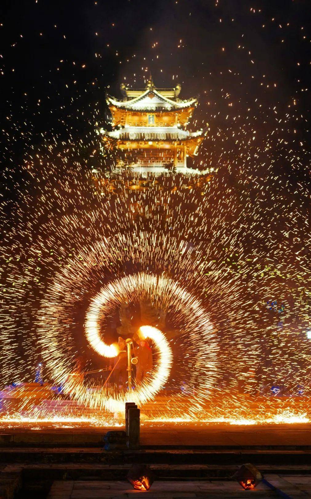 远有"火树银花落"的打铁花,近有徽州传统的汪满田鱼灯,各地而来的游客