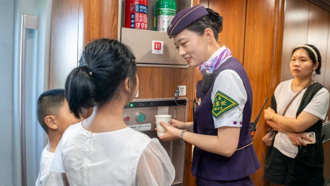 揪心!高铁列车即将关门,孩子突然跑下车