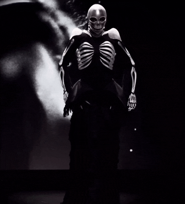 4年秋冬秀场再次玩出了新高度把恐怖美学发挥得淋漓尽致!半透明骨骼雕塑