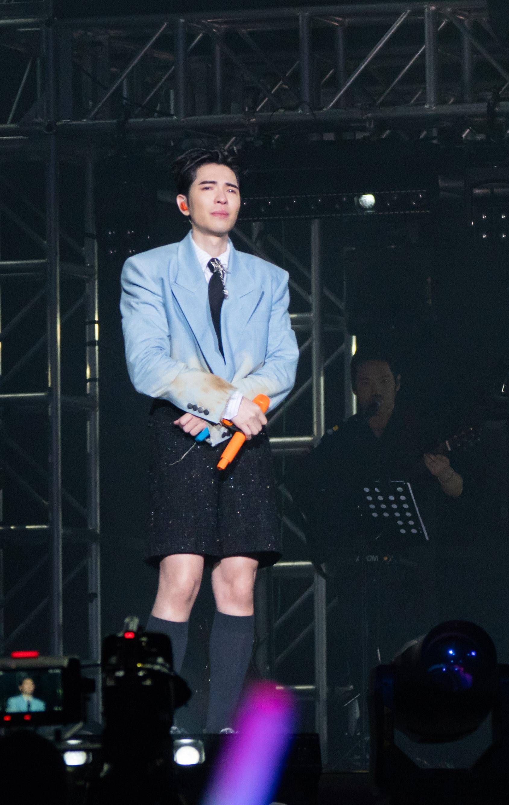 萧敬腾哭了!广州演唱会冒雨开唱,粉丝求婚令他惊喜落泪