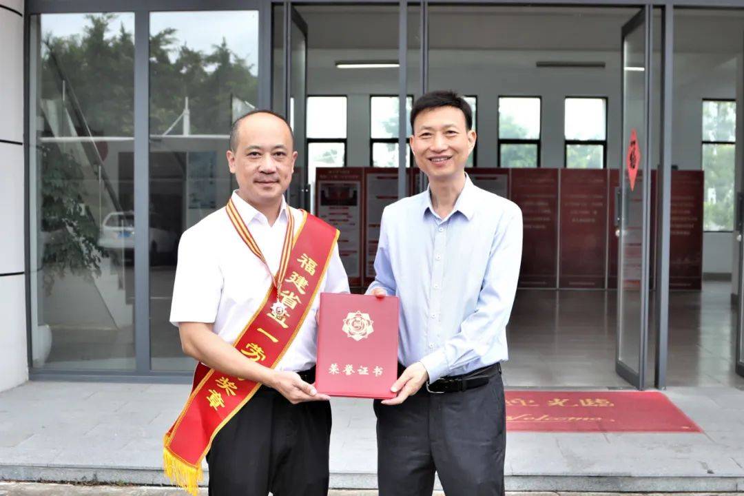 为"福建省五一劳动奖章"获得者叶陈辉授奖,并代表漳州开发区党委
