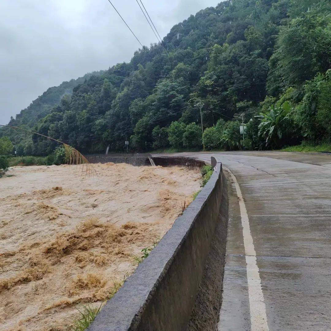 【出行提示】国道g357线湖坑镇洋多村临水路段发生路基掏空实行全封闭