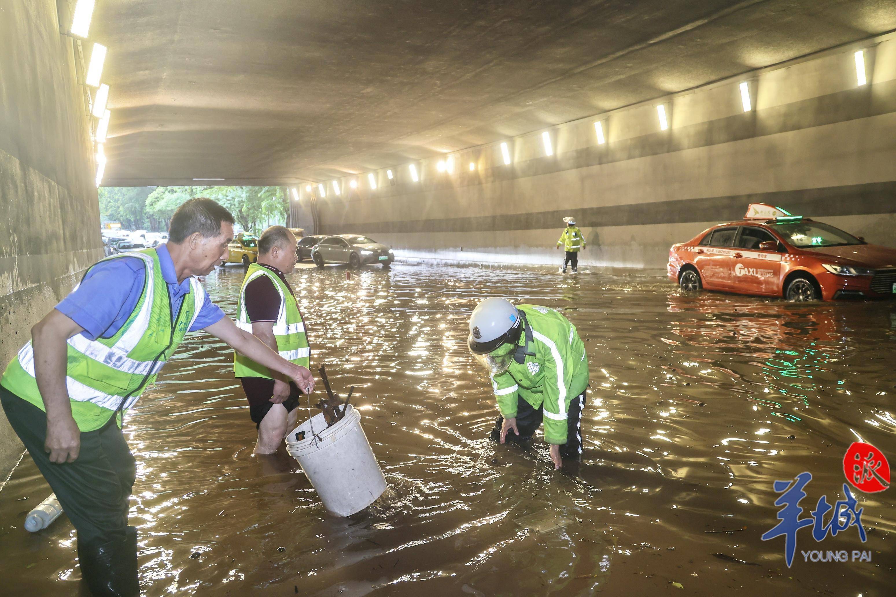 图集|大暴雨引发隧道积水严重,交警与相关部门紧急清理现场并恢复通行