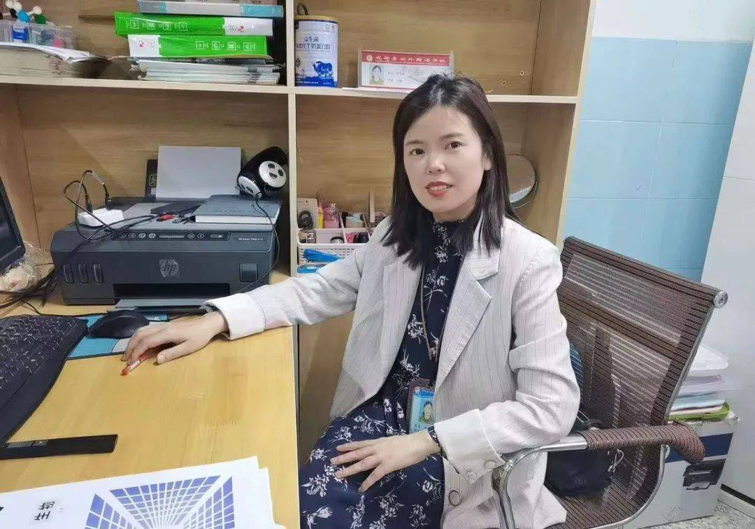 有这样一位深受学生爱戴,同事尊敬的生物老师——李秀梅