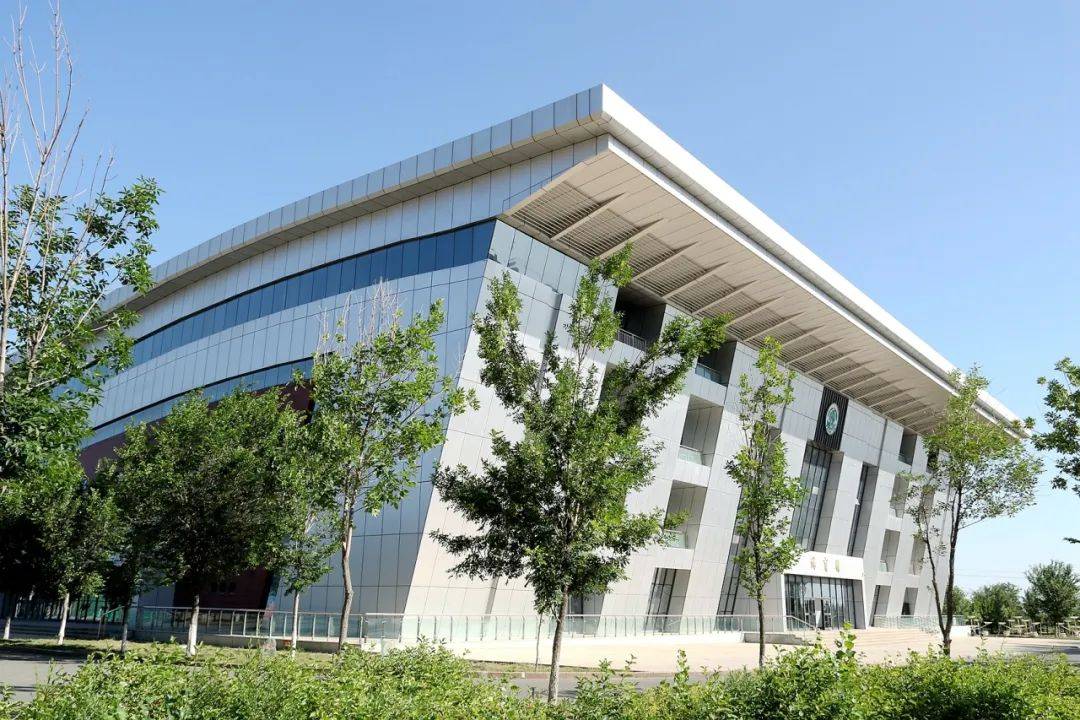 沙湾一中始建于1957年,于2017年8月整体搬迁至新校区.