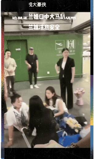 66岁张兰直播途中摔倒，汪小菲电话关心，张兰抱怨：不诚心，没孝心-张兰前夫汪泽翰现任妻子是谁