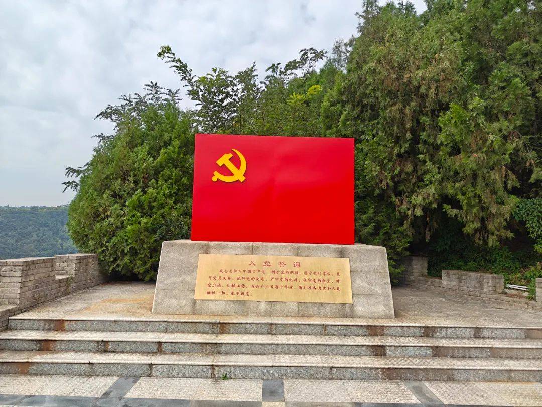 记者了解到,景区涵盖各类景点共14处,主要由三个旅游板块组成,一室栽