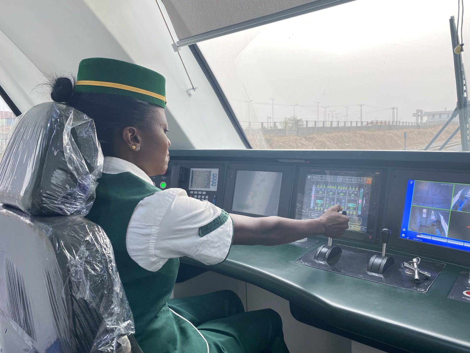 在中国公司,尼日利亚第一个女火车司机是怎样诞生的?