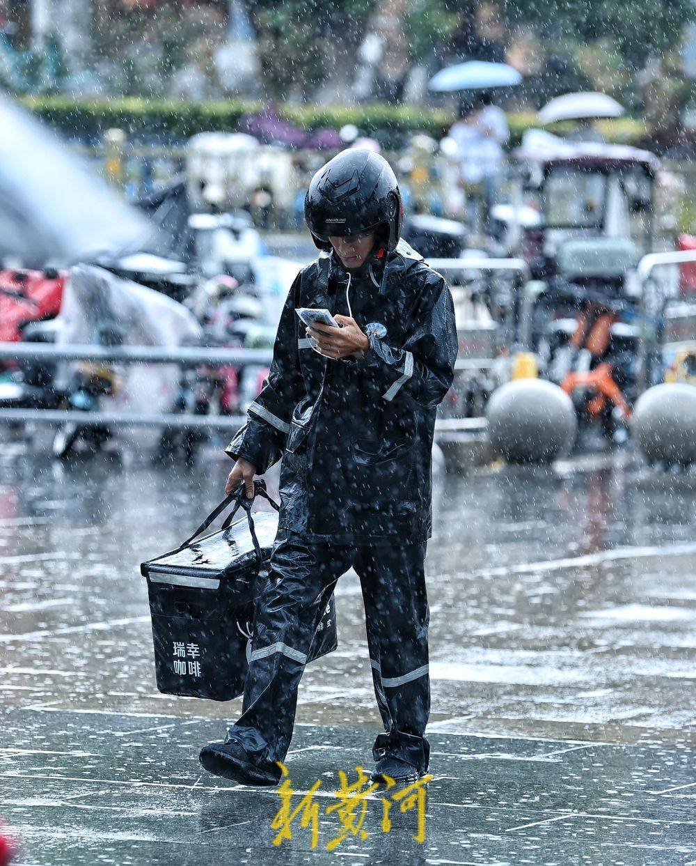 外卖小哥下雨送餐图片图片