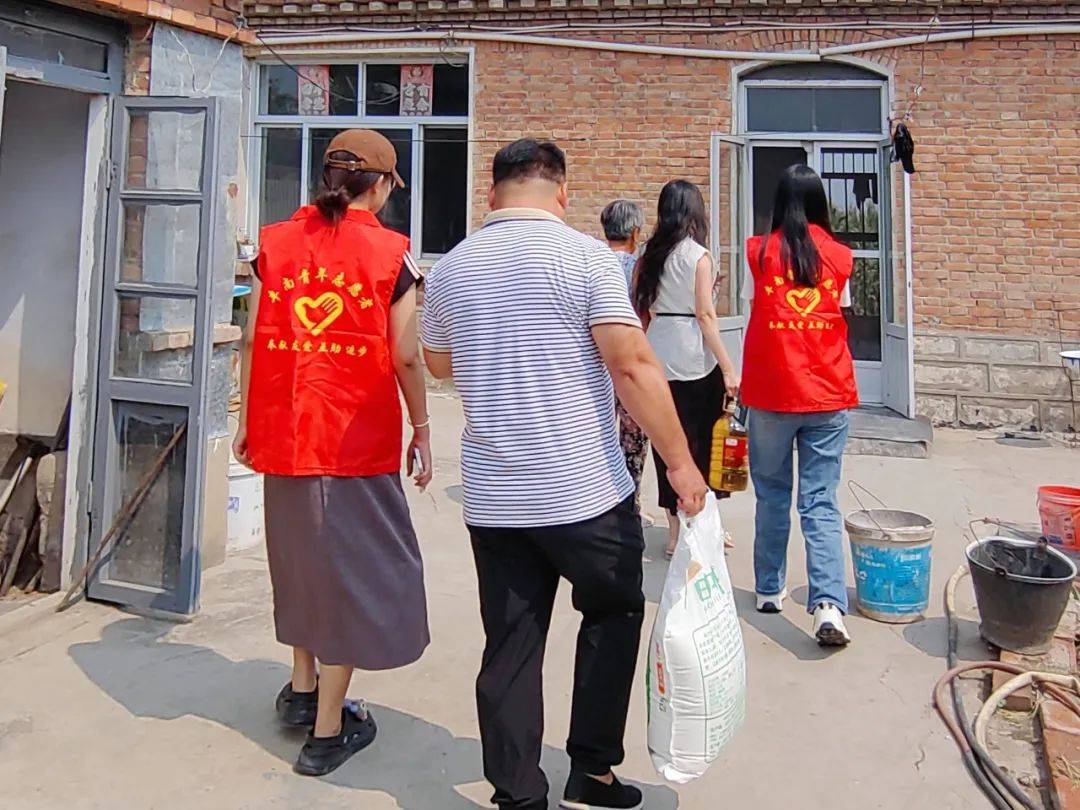 王兰庄镇团委组织返家乡志愿者走访慰问困难老人