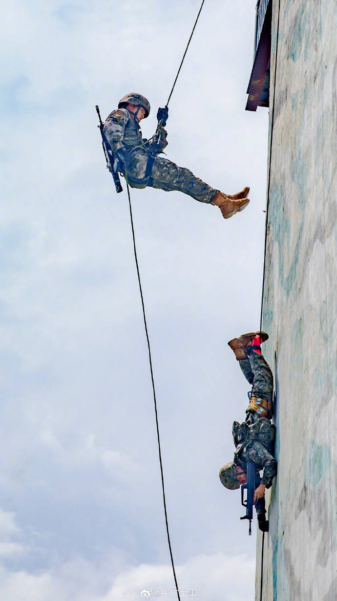 直击武警官兵索降训练精彩瞬间_余海洋_军事_课目