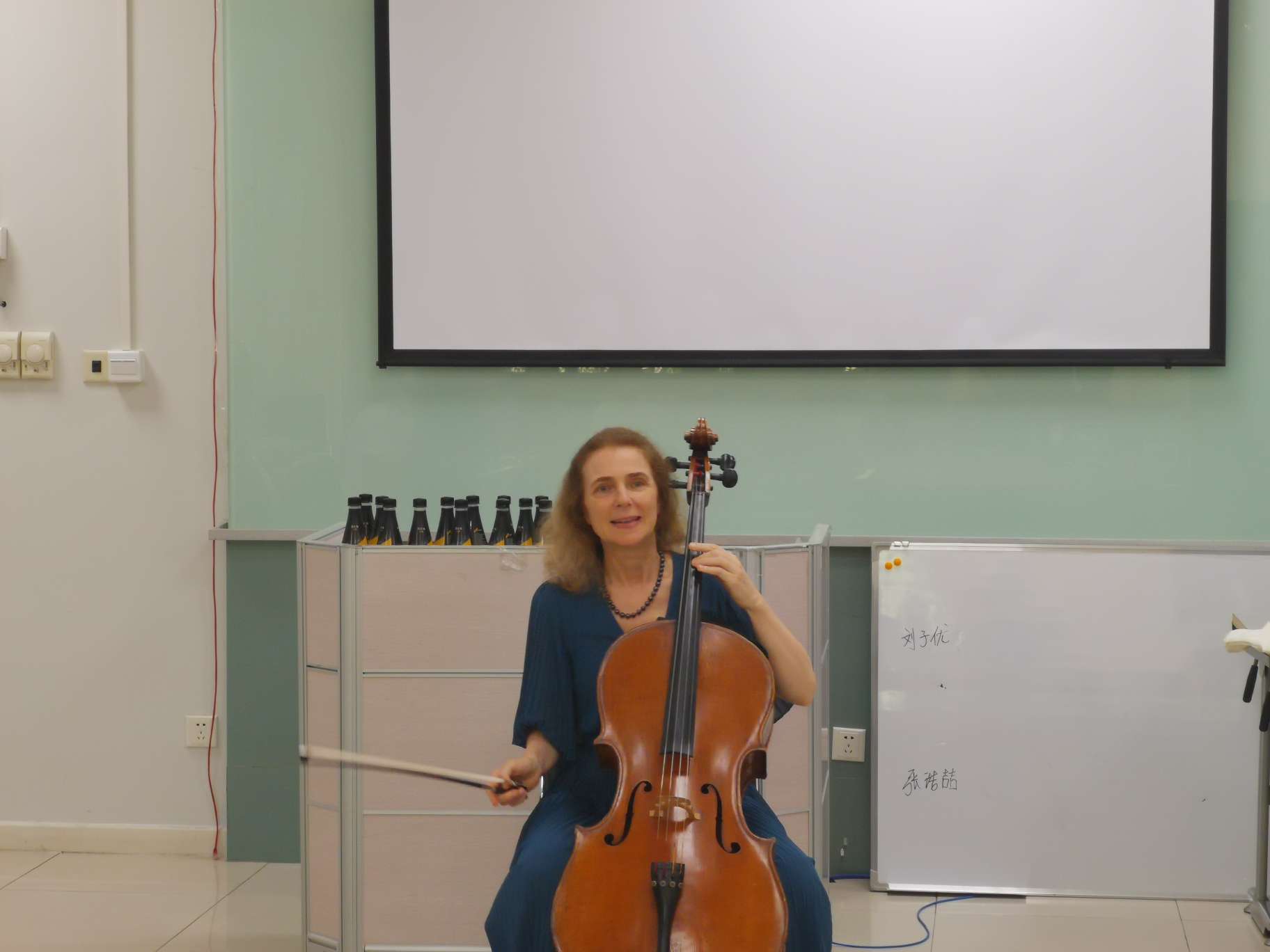 "舒伯特音乐"可以镇痛 这位法国大提琴家在复旦儿科奏响乐曲_克莱尔·