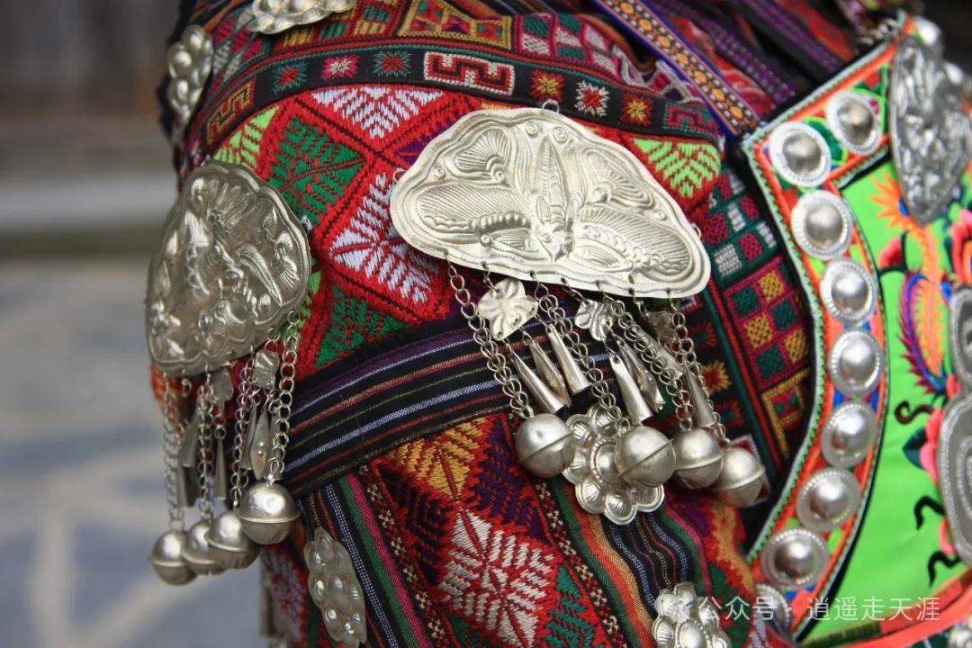 苗族妇女比较重视耳饰,绝大多数都佩戴耳环,耳坠,耳柱等饰物.