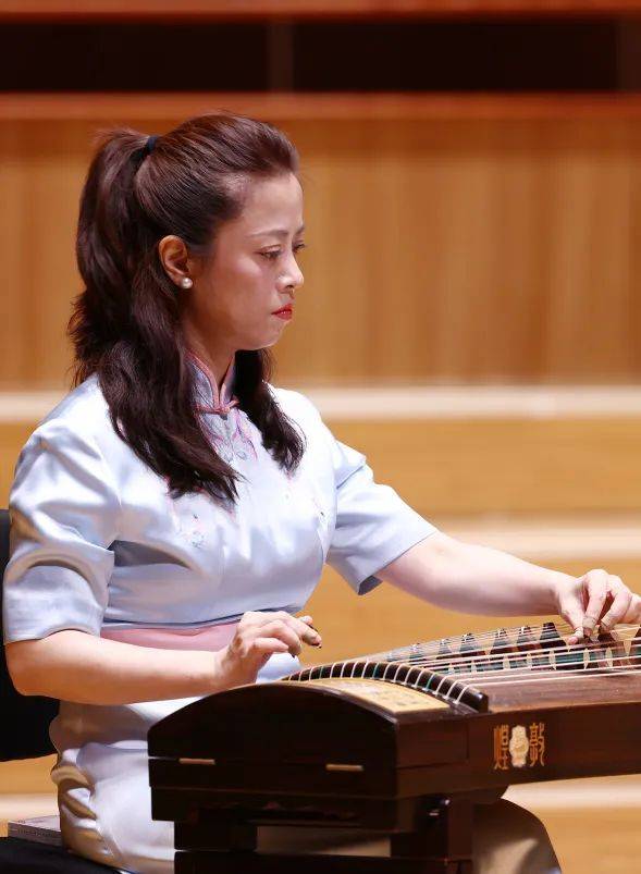 现场互动主要演员导聆:徐琳琳 翟梦飞琵琶罗慧芳古筝雷靛云中阮徐琳琳