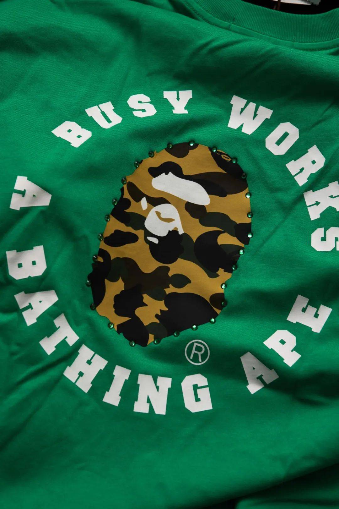 聚焦马思唯标志性的街头着装风格以深受说唱歌手追捧的bape® 1st