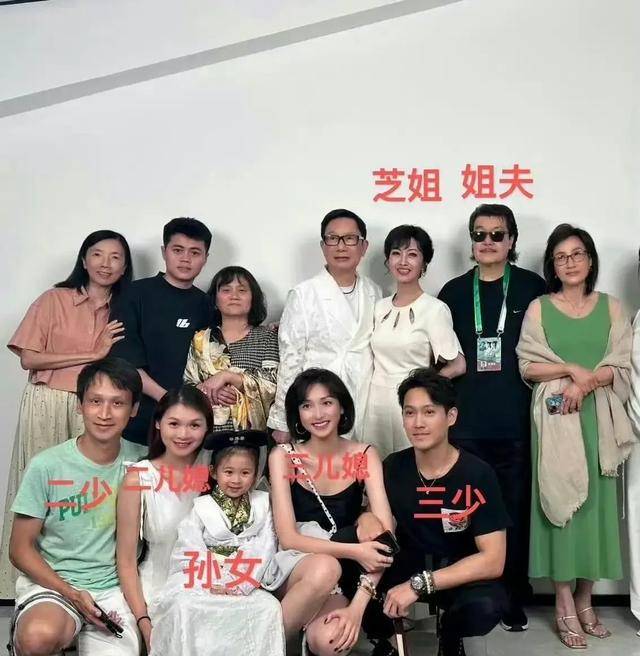 大儿子黄光宏和二儿子黄光宜,分别47岁和44岁,虽然年纪不算大,但在