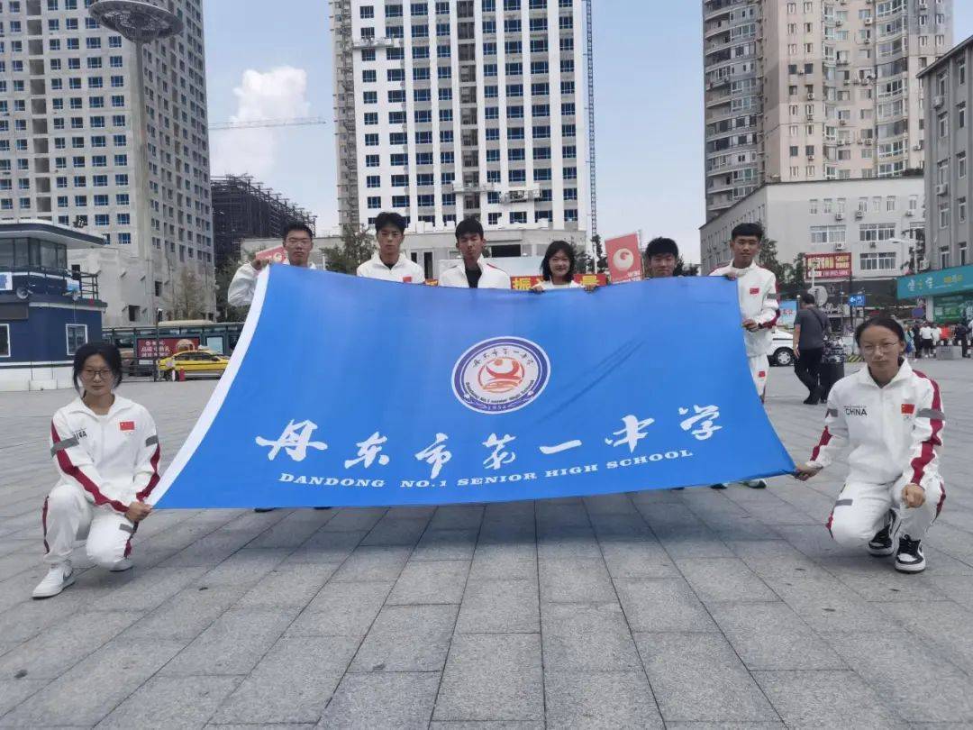 丹东二中殷赫明在男子高中组200米比赛中以22.