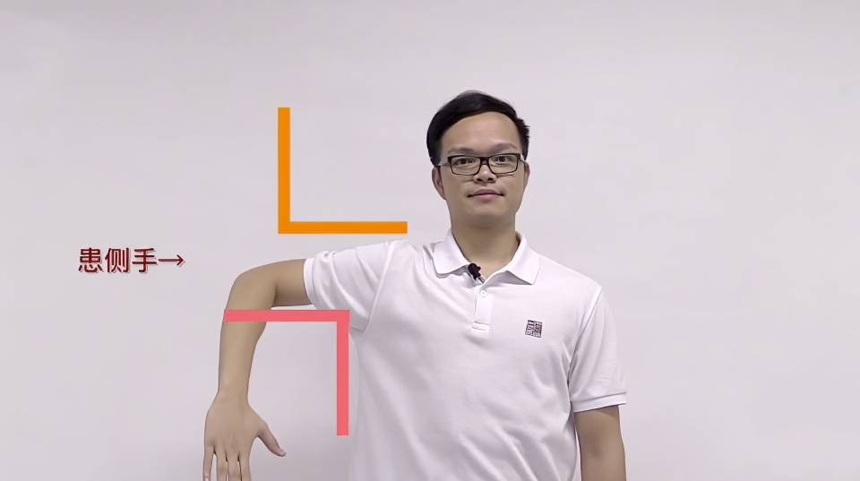 动作始终保持患侧手夹紧,尽可能限度地外旋或者也可以加上弹力带进行