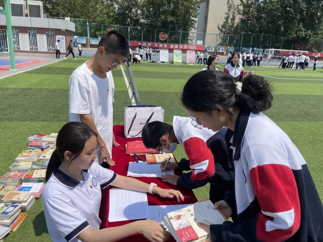 代表履职故事丨谭小青,陈红:爱在路上,书送希望,情系郧阳