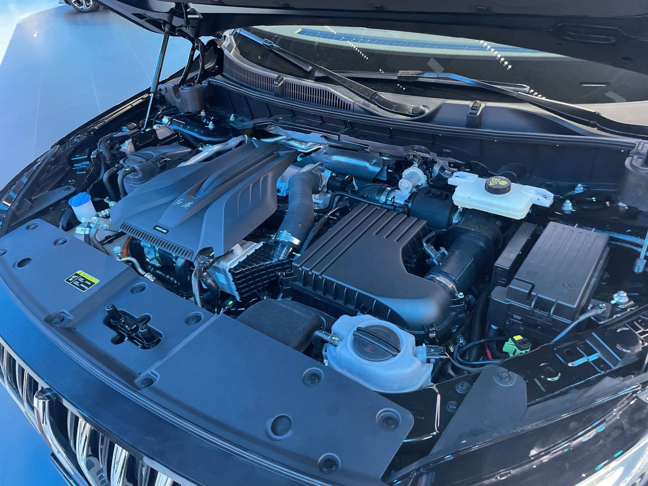 2024成都车展:红旗hs7 phev上市售31.58万元起