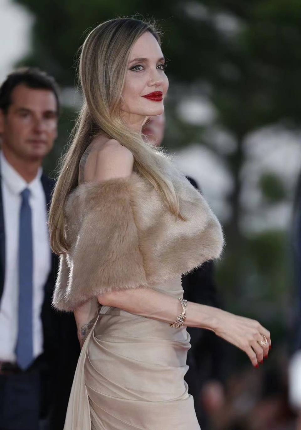 她主演传记片获好评,让女儿放弃父姓,才49岁太瘦长了一双老奶手