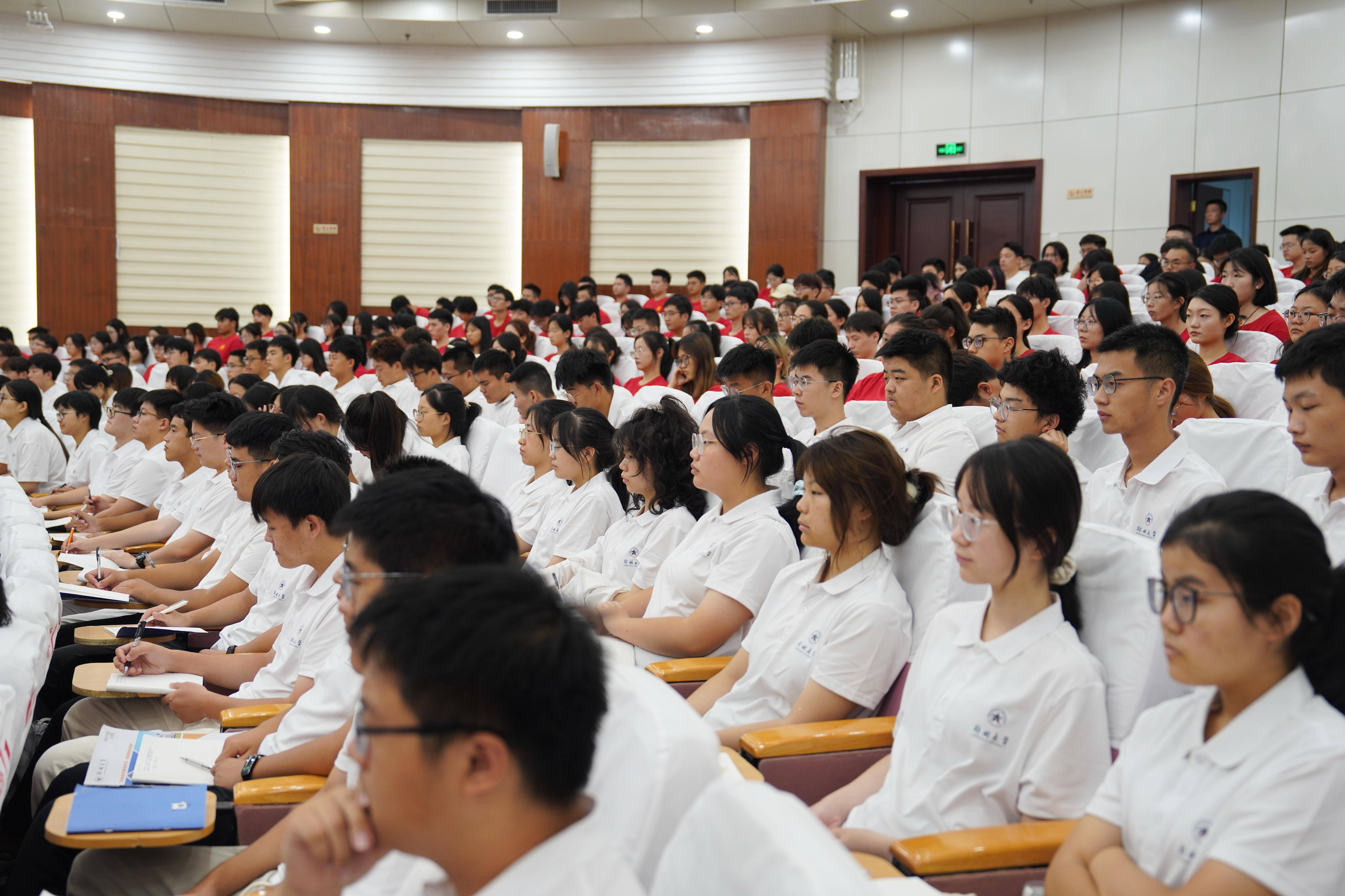 报告会后,别荣海与师生们进行了深入座谈交流."备受鼓舞!