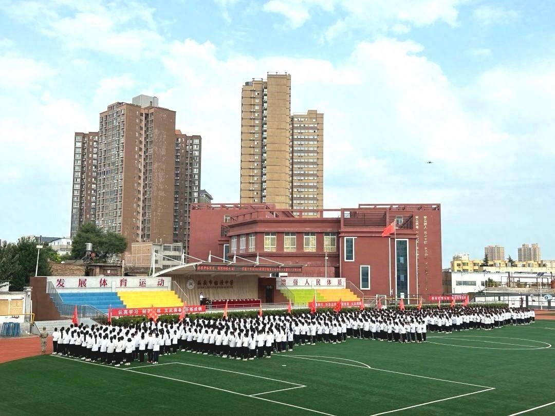 西安市临潼中学举行2024级国防教育总结表彰大会暨军训闭营会操