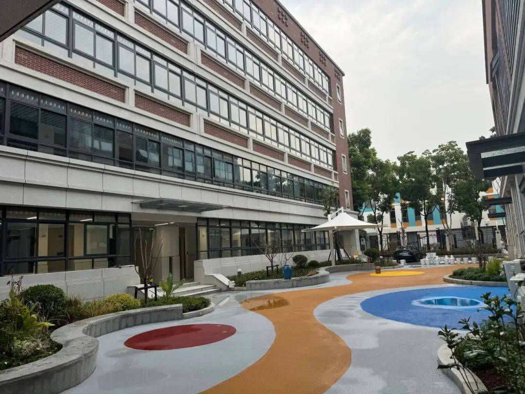 上海市建平中学西校新建综合楼与原两栋教学楼以连廊相连,使各主要