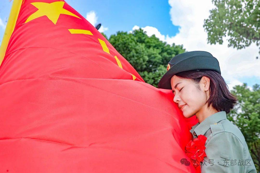 今天,夏秋季退伍老兵向军旗告别!