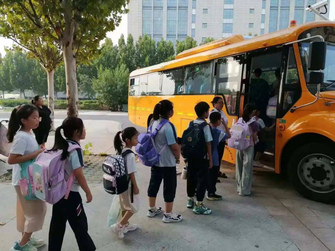 区委常委,副区长王媛同志出席双河小学启动仪式,全区中小学开学季顺利