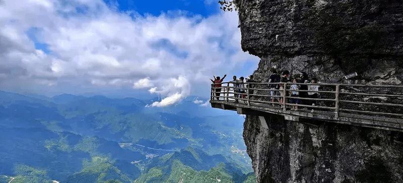 龙头山旅游度假区向全国游客持续发出邀请:躲进18°c的龙头山里,漫步