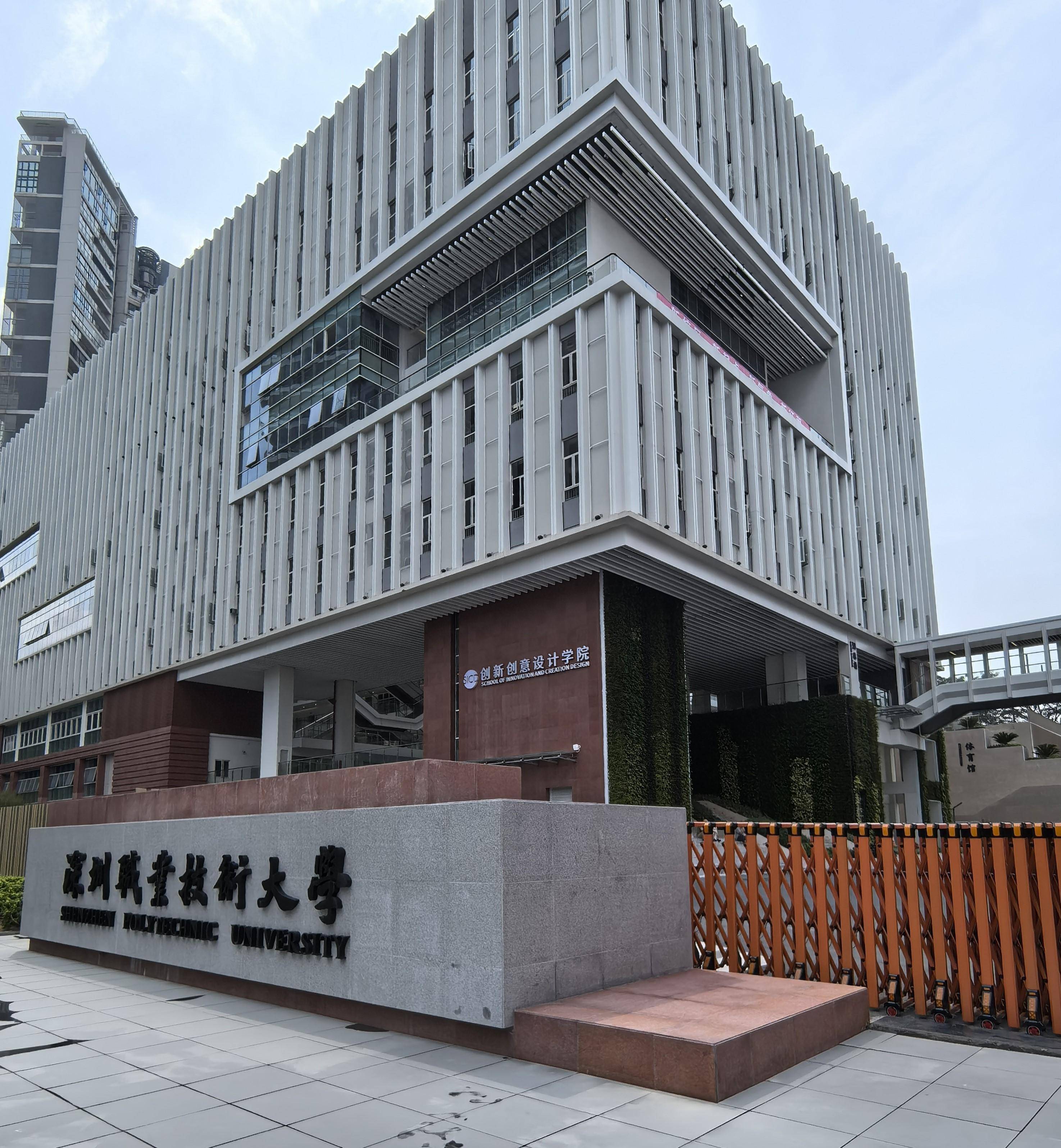 教学区位于用地东侧,北侧的9层教学综合楼与南侧的5层图书馆呈"l"形