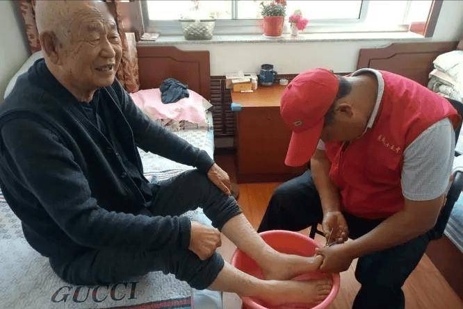 脑溢血是泡脚"泡"出来的?医生:老人泡脚注意3点 ,远离脑溢血