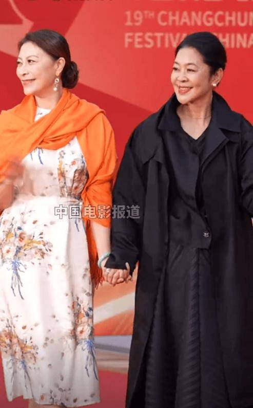 当65岁倪萍和62岁岳红同框,医美脸对比下,才知自然老去有多美