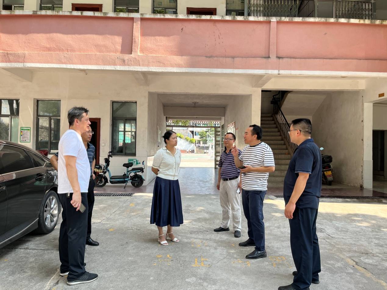 双牌:开学第一天,副县长刘晓萍督查开学工作