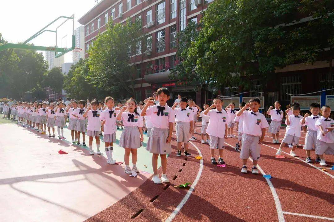 翠华路小学长大校区举行一年级新生入学礼活动