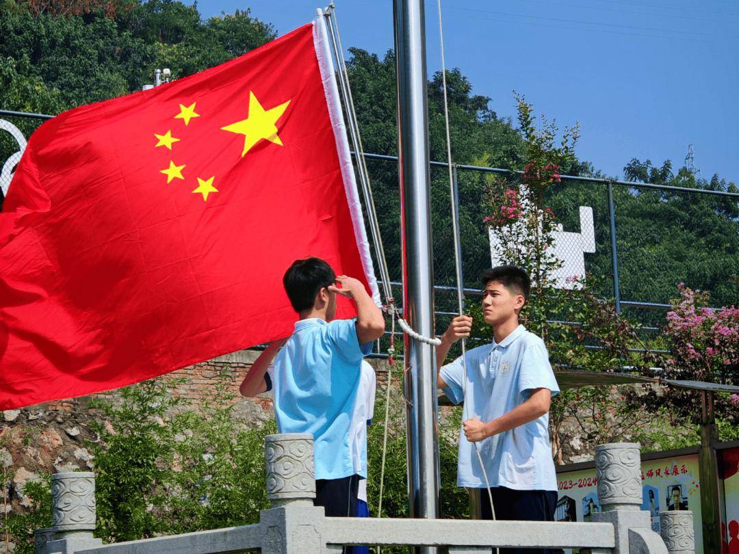 载梦共成长 扬帆新学期——彭泽县新星学校新学期第一次升旗仪式
