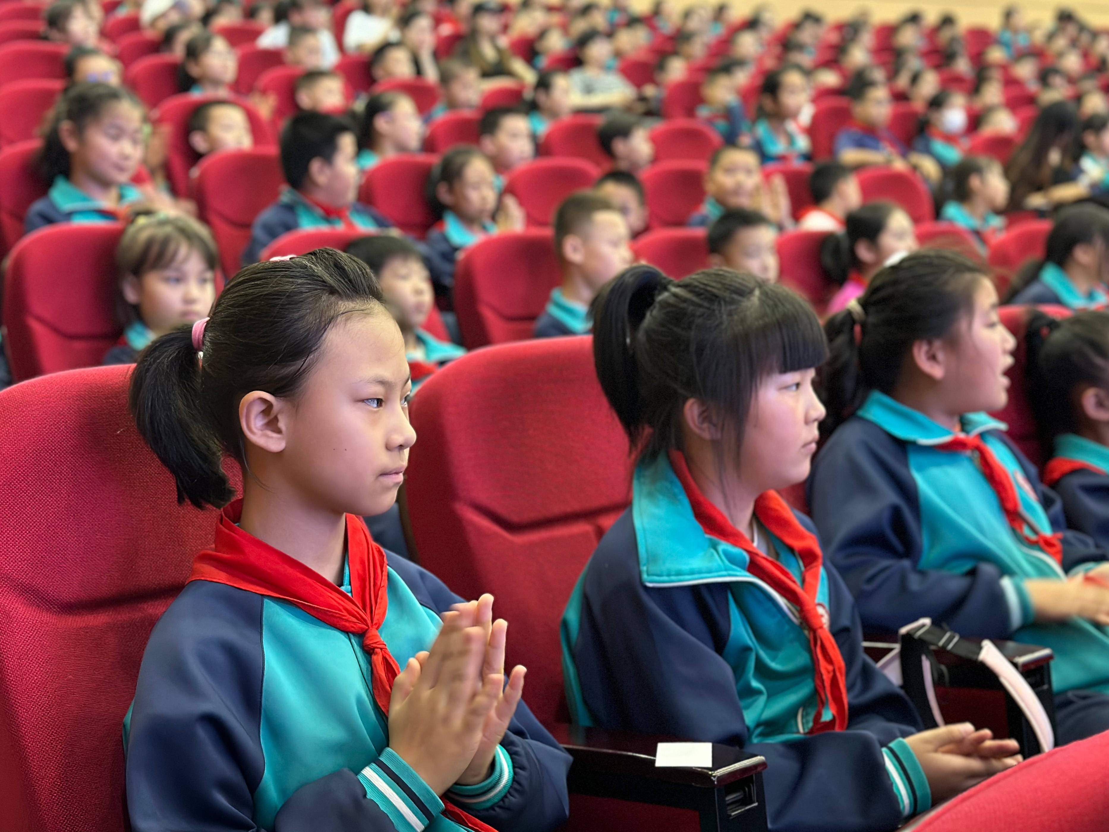 为了让"科学"走进小学课堂 他将课件反复修改十余稿