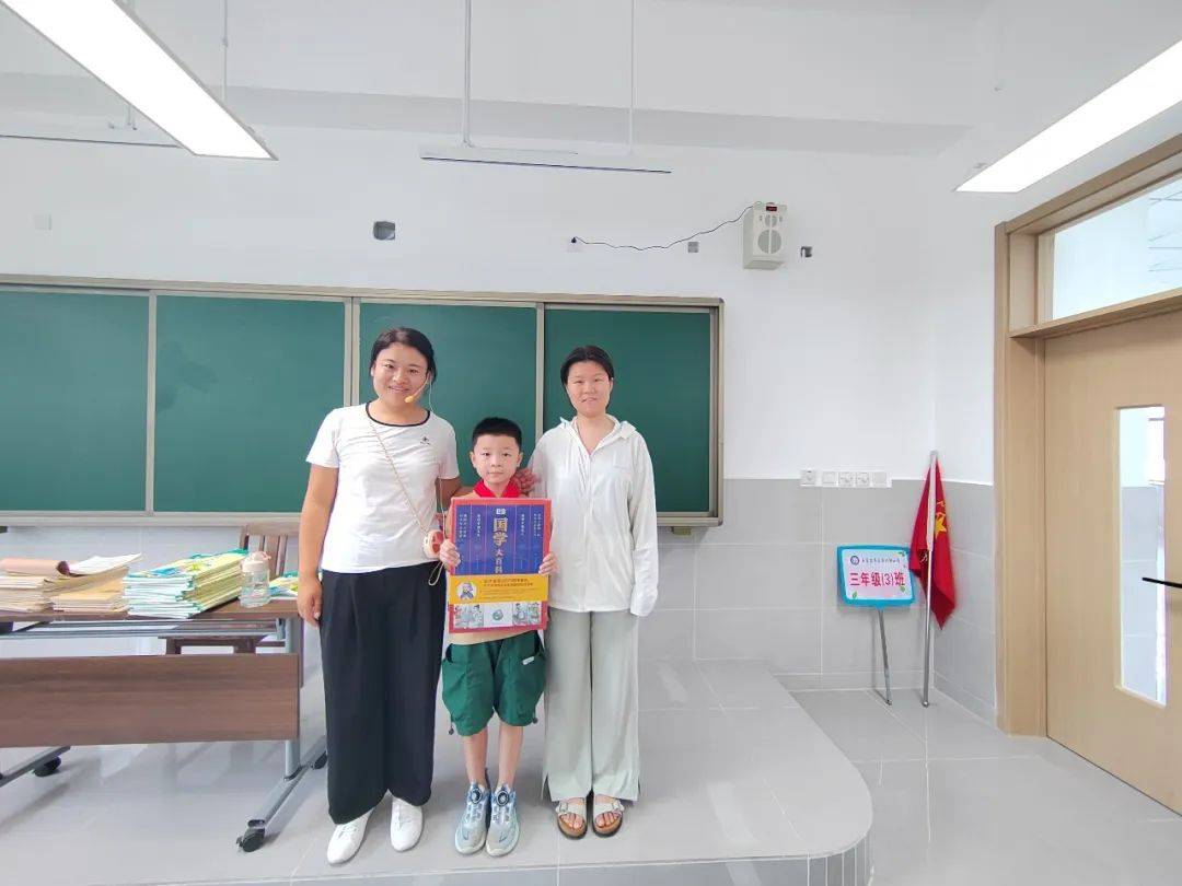 石家庄市石岗大街小学:拾金不昧暖人心 归还手机显美德_吕佳_同学