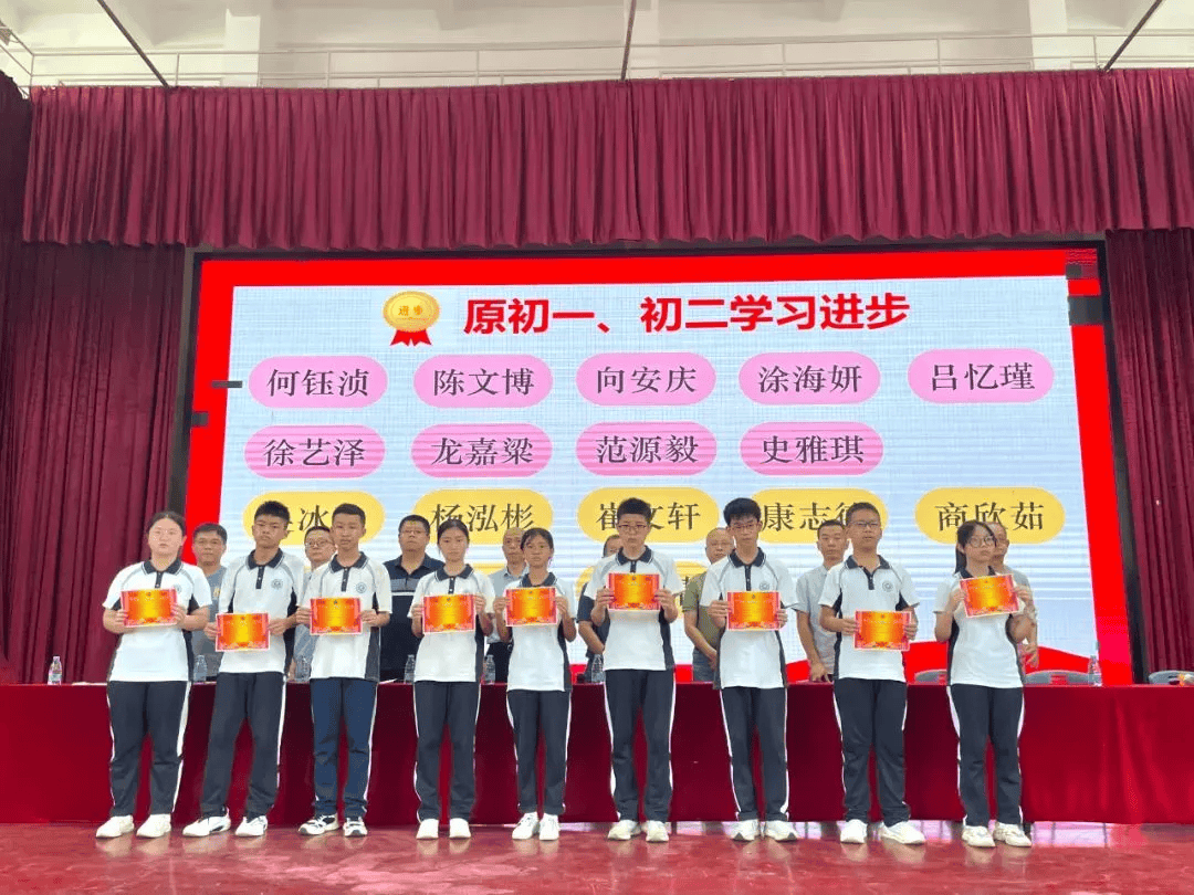 刺桐中学刺桐中学最近的奖学金记录是2022年一口气奖励20级初三,2021