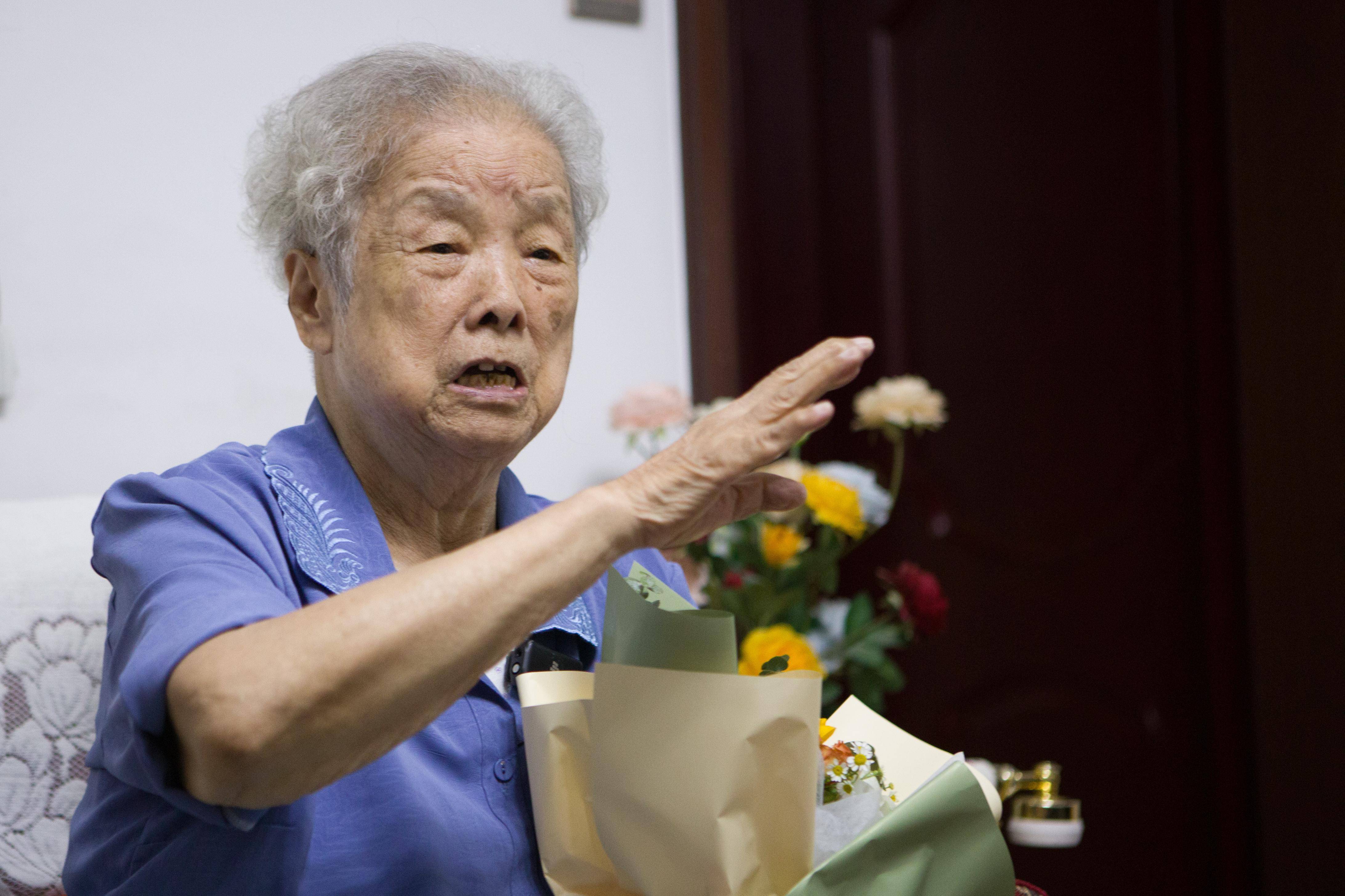 92岁老校长捐百万助学,"尽我最大的努力做一点点小贡献"