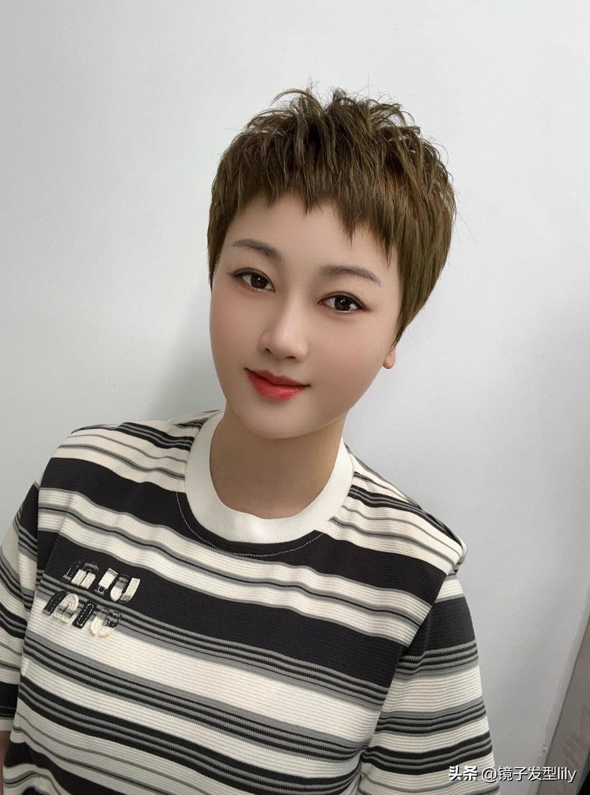 潮流女士露耳短发时尚魅力绽放个性光彩