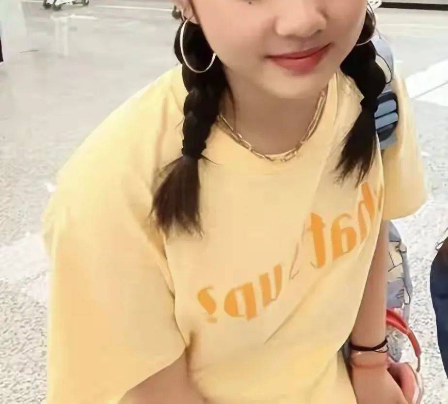 黄磊女儿黄多多晒自拍图片