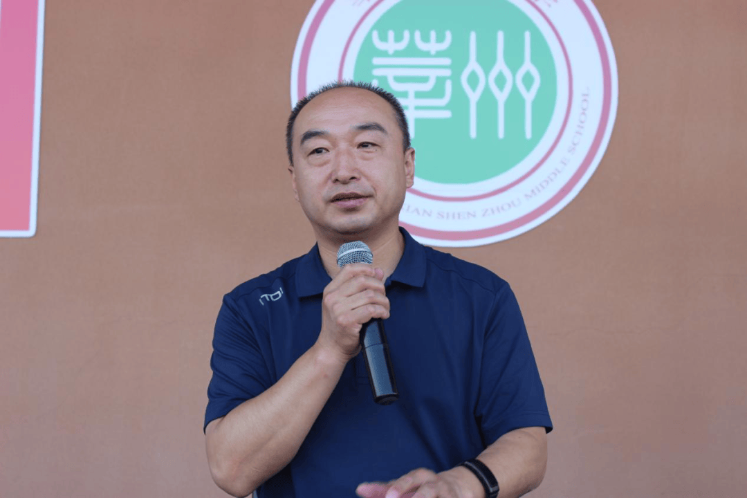 上午7时,出征仪式在学校操场举行,莘州中学校长段章华出席.