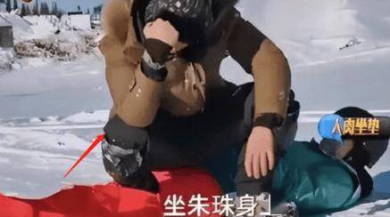 会把她当人肉坐垫.会把自己的脚搭在她身上.
